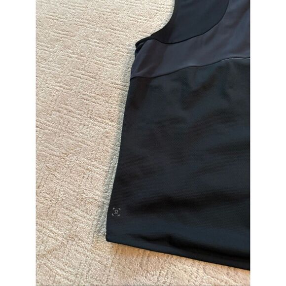 NWOT Men’s Lululemon Lightweight Vest - Picture 7 of 9